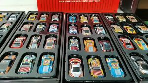 Mô Hình 48 Xe Thể Thao Bằng Hợp Kim Chạy Đà Có Đường Đua Bên Trong Hộp Đựng Hình Thùng Container Xịn Sò-Tiệm Nhà Sóc 2023