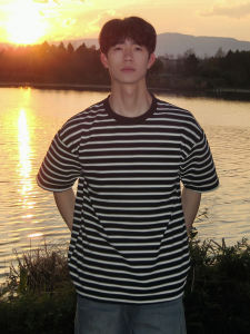 เสื้อยืดแขนสั้นลายทางสไตล์ญี่ปุ่นสำหรับผู้ชาย ทรงหลวม ลำลอง แขนสั้น ฤดูร้อน 2025 แบรนด์แฟชั่น ลำลอง แขนสั้น ครึ่งแขน