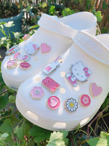 หัวเข็มขัดรองเท้า DIY โลหะรูปหัวใจสีชมพู ดอกไม้ Kt Cat น่ารัก ดอกไม้เข้ากันได้ หัวเข็มขัดตกแต่ง รองเท้า Huarache