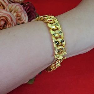 สร้อยข้อมือทองเลสแบนตัดลาย ความยาว 7 นิ้ว เทียบเท่า 2 บาท ชุบทอง ทำจากทองเหลือง ใส่แทนของจริงได้ ใช้ได้ทุกโอกาส งานสวย