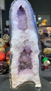amethyst 8shape crystal geode #johorbahru #crystal 五行木💯天然紫晶对洞 高挑木形8️⃣8️⃣号双洞口 玛瑙边✅晶体带有黄娇花共生✅ 晶洞左R26⬅️ 20.6kg 高Height: 52.5cm 宽width: 18cm x 16cm 洞深hole: 4cm 重weight: 20.6kg 晶洞右R25➡️ 23.6kg 高height: 52.5cm 宽width: 18cm x 18.5cm 洞深hole: 6cm 重weight: