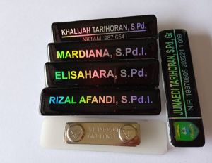 PROMO TERMURAH NAME TAG NAMA DADA HITAM PUTIH NAMA DASA HOLOGRAM EFEK PELANGI MAGNET PENITI