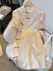 ชุดเดรสจีนสั้นสไตล์ใหม่สำหรับผู้หญิง ฤดูร้อน 2025 ชุดเดรสผู้หญิงแบบปรับปรุงใหม่ ชุดกี่เพ้าสีพื้นหรูหรา สวมใส่ได้ทุกวัน