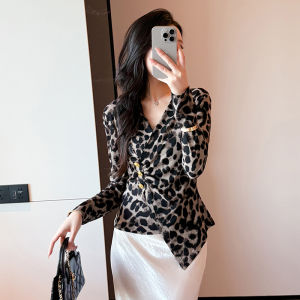 REHIN เสื้อยืดคอวีลายเสือดาวผู้หญิงเสื้อยืดลายพิมพ์แขนยาวลายเสือดาวคอวีสไตล์ฝรั่งเศสมีกระดุมริมไม่เท่ากันเสื้อท่อนบนสำหรับฤดูใบไม้ร่วงเข้ารูปพอดี