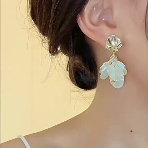 Bộ 2 Đôi Bông Tai Giả Vỏ Sò Hình Cánh Hoa Vàng Thời Trang Nữ Kiểu Dáng Sang Trọng Nhẹ Nhàng Chất Liệu Acrylic Thích Hợp Cho Văn Phòng/công Sở