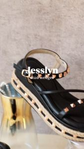 Alivelovearts Jesslyn: Sepatu Sendal Stud Wedges Wanita