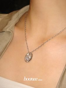 สร้อยคอจี้หูหมูเรียบง่ายสำหรับผู้หญิง 2025 สร้อยคอแบบใหม่หรูหราเบาๆ โซ่กระดูกไหปลาร้าขนาดเล็ก ทองคำขาว ทองแดง