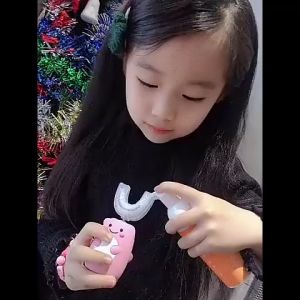 Baby 2-13yrs Kids Electric Toothbrush U Shape Teethbrush Soft Silicone Brush Head 儿童电动牙刷U形电动U型宝宝2-13岁以上小孩刷牙洁牙神器硅胶刷头 H042