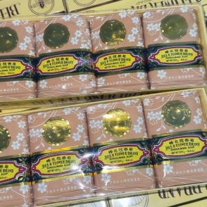 Xà Phòng Trầm Thơm Con Ong Bee & Flower 125g Chiết Xuất Trầm Hương Thảo Dược Dưỡng Body