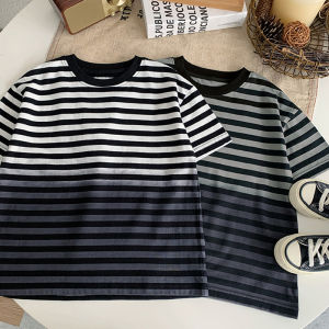 เสื้อยืดผ้าฝ้ายลายทางสุดเท่สําหรับเด็กชายและเด็กหญิง เสื้อยืดฤดูร้อนแขนสั้นสไตล์เกาหลีทันสมัยพร้อมคุณสมบัติดูดซับเหงื่อ