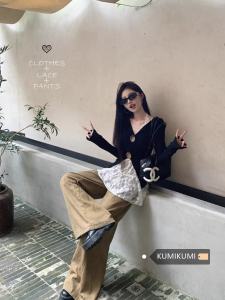 ชุดแฟชั่นผู้หญิง ชุดเสื้อแขนยาวคอวีลายลูกไม้สีดำ กางเกงยีนส์เอวสูง ชุดสามชิ้นสไตล์เกาหลี แฟชั่นฤดูใบไม้ร่วง