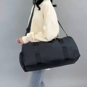 กระเป๋าเดินทางแบบพกพา ความจุขนาดใหญ่พร้อมแยกแห้งและเปียก กระเป๋าสะพายข้างเดียวสําหรับเล่นกีฬาและฟิตเนส