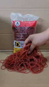 ยางวงใหญ่ หนังยาง ยางรัดของ ยางรัดแกง สีแดง ถุงละ 500 กรัม ยางอย่างดี ตราซุปเปอร์ดี เหนียวนุ่ม ไม่มีกลิ่นเหม็น