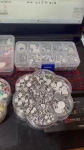 ลูกตาปลอม 1500 ชิ้น กล่องคลิปล็อค ตากลิ้ง เพิ่มเติมเพื่ออ่อนของลูกตาปลอม คละเป็นประเภท ชนิด และขนาดของลูกตาปลอม พร้อมลูกตาปลอม ตกแต่ง อ่อนเสมอ!