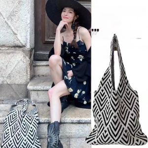 Chuxi Zhang Large Capacity Commuter Shoulder Bag Womens Vacation Stripe Pattern Canvas Tote Bag Fashionable Youth Daily Use