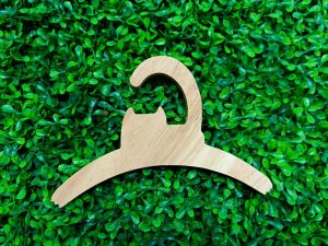 ไม้แขวนเสื้อสัตว์เลี้ยง พร้อมเลเซอร์ชื่อน้องแสนรัก ไม้แขวนเสื้อแมว ไม้แขวนเสื้อสุนัข  ผลิตในไทยทำจากไม้ยางพาราหนา 10 มม.