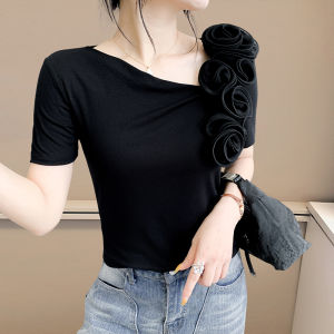 YIMEI เสื้อยืดแขนสั้นคอวีแนวทแยงสำหรับผู้หญิง2025เสื้อสีดำดีไซน์ดอกไม้สามมิติแฟชั่นใหม่