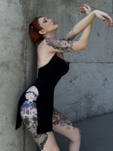 เสื้อคอฮัลเตอร์สีดำสไตล์สตรีท ทรงเอ แขนกุด ผ่าข้าง สไตล์สตรีท แฟชั่นฤดูร้อน ผ้าโพลีเอสเตอร์ ความยาวปานกลาง