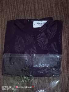 Gamis Ungu Tua Motif Daun & Bahan Wolfis Embos