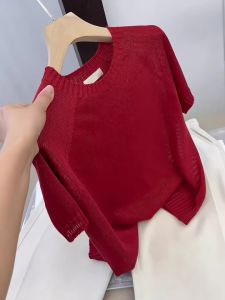 เสื้อยืดแขนสั้นผ้าไหมน้ำแข็งสีแดงคอตั้งสไตล์เกาหลีสำหรับผู้หญิงในช่วงฤดูร้อน เสื้อแขนสั้นหลวมๆ ทรงหลวมๆ สำหรับใส่ไปทำงาน