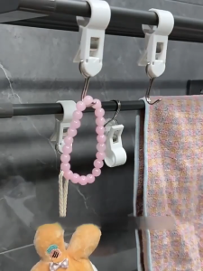 ตะขอหนีบ 4 ชิ้น – แขวนเสื้อผ้า กระเป๋า ผ้าขนหนู อเนกประสงค์ใช้ได้ทั้บ้าน/ครัว/ห้องน้ำ