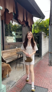 SLYQ MONET BLOUSE & SHORTS LACE SET ชุดเซ็ทลูกไม้เสื้อคอปกผูกโบว์หน้ากับกางเกงขาสั้น สีขาวออฟไวท์