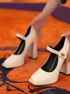 รองเท้าส้นสูงแบบสวมหัวเหลี่ยมสไตล์เกาหลีสำหรับผู้หญิงในฤดูใบไม้ร่วงปี 2024 รองเท้า Mary Janes ส้นหนาแบบกันน้ำ หัวเข็มขัด รองเท้าสวมแบบอเนกประสงค์