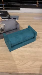 Roll_n_Rotate Watch Display Stand Microfiber Jewelry Bracelet Watch Holder Gold Metal Watch Stand Creative Watch Display Stand