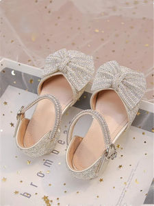 รองเท้าแตะส้นเตี้ยแบบเปิดหัวสำหรับเด็กผู้หญิง ทรงหัวมน วัสดุหนังแท้ รองเท้าประดับคริสตัลสำหรับเด็ก รองเท้าสำหรับเด็กวัยเตาะแตะ