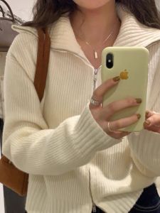 เสื้อสเวตเตอร์ถักแบบมีซิปสีขาวสำหรับผู้หญิง ฤดูใบไม้ร่วง/ฤดูหนาว เสื้อคาร์ดิแกนถักแบบหลวมๆ คอตั้ง ปกโปโล เสื้อคลุมกันหนาวแบบสวมหัว