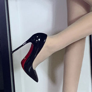 รองเท้าส้นสูงพื้นสีแดง ผู้หญิง Professional Thin Heel 2024 ใหม่ ฤดูใบไม้ผลิ สีดำ สิทธิบัตร หนัง เซ็กซี่ วันที่เตียง Pointed Toe Ladylike