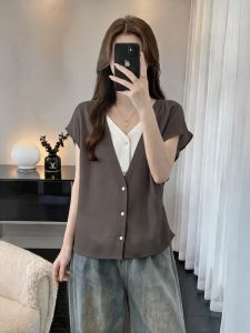 Flattering Slim-fit V-neck Short Sleeve Blouse for Plus Size Women