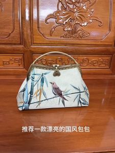 daidai (Ready Stock) Women Embroidery Handbag Bird Cheongsam Blue 重工刺绣手提包 中国风旗袍宴会汉服手提包 纯白绣花手拿包