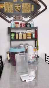 2.5 L Plastic Tank Rice Storage Barrel Food Container Grain Storage Box for Oatmeal Grain Cereal Pasta Flour with Measuring Cup