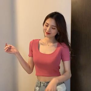 Tsion เสื้อยืดแขนสั้น ครอปคอกว้าง รัดรูปเก๋ๆ เซ็กซี่เบาๆ กับเกงยีน ปังปูริเย่ม 🦄