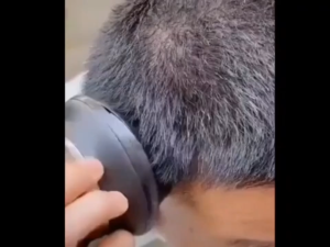 ตัดผมรวดเร็วใน 1 นาที ที่ตัดผมจานบิน ปัตตาเลี่ยนไร้สาย หัวตัดแบบพันรอบ360°ปัตตาเลี่ยนผม ตัดผมได้ง่ายๆที่บ้าน ไม่ทำลายผิวหนังหัว เครื่องตัดผมทรงจานบิน ปัตตาเลี่ยนไฟฟ้า ไม่ดังใช้ได้ทั้งเด็กและผู้ใหญ่ แบตเตอรี่ความจุขนาดใหญ่ ปัตตาเลี่ยนตัดผม ปัตเลี่ยนไรสาย