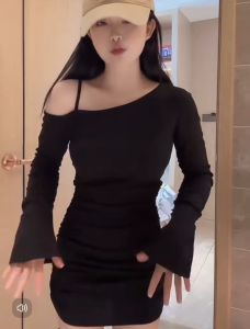 เดรสสั้นออกงาน สีแดง ทรงปาดไหล่ แขนกระดิ่ง แต่งสายเดี่ยวข้างหนึ่ง สม็อคข้างแขนและลำตัว ชุดไปเที่ยวผับ ชุดพีอาร์ #9231