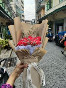 ของขวัญวันเกิดช่อดอกไม้กุหลาบแดง