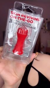 Thanh Lăn Phục Hồi Da Mặt Revlon Skin Reviving Rose Quartz Roller Bằng Đá Thạch Anh Hoa Hồng