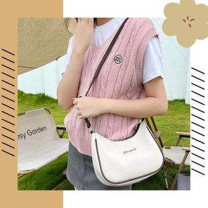 QDshop สวยสะบัด กระเป๋าสะพายไหล่แฟชั่น ใบขนาดเล็กกำลังดี พกพาสะดวก มีให้เลือก 4 สีสุดปัง แมทช์ได้หลากหลายชุด สาวหวานตัวแม่ต้องมี ใส่ของจุกจิกได้ ราคาสุดปังแบบนี้ ไม่มีไม่ได้แล้วแม๊ จัดเลออ