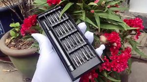 Bộ tua vit đa năng mini 24 đầu xoay từ tính có hộp nhựa sửa chữa điện thoại máy tính các thiết bị điện tử cỡ nhỏ