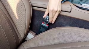 1 Chốt cắm đai an toàn chốt chồng đai ngắt chuông cho ô tô có LOGO HÃNG XE - Có thể cắm nối tiếp - Chất liệu Da phối hợp kim không gỉ