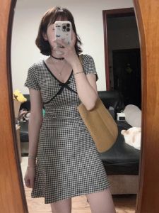 ชุดเดรสกระโปรงสั้นลายสก็อตสไตล์ฝรั่งเศสสำหรับผู้หญิงในฤดูร้อน ทรงเข้ารูป แขนสั้น เอวสูง คอวี ชุดเดรสผู้หญิงที่หรูหราและสง่างาม