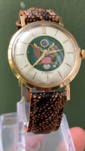 Đồng hồ nam Enicar cơ cót 17 jewels mặt thiết kế ấn tượng niềng lắc kê vàng của Thụy