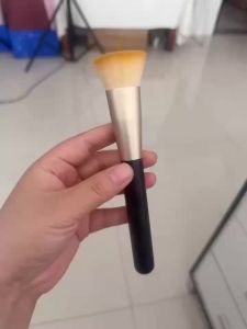 Foundation BrushBlack Wooden HandleFlat-top brush styleFor Streak-Free Seamless Liquid Base Makeup