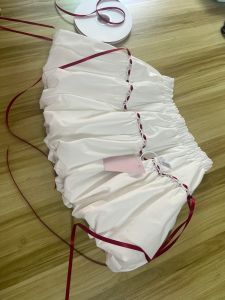 กระโปรงสั้นผ้าไหมสีขาว ดีไซน์เก๋ไก๋ กระชับสัดส่วน เดรสยาวคลุมเข่า แขนยาว คอวี กระโปรงผู้หญิง ฤดูร้อน 2025