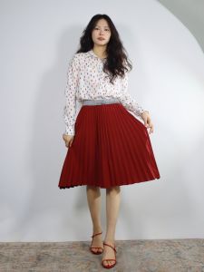 กระโปรงสั้นทรงเอเอวสูงสีแดงเข้ม ทรงเอ เอฟเฟกต์เสื้อผ้าแฟชั่นสำหรับฤดูร้อนปี 2024 ทรงเอ ทรงเอ