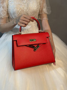 กระเป๋าผู้หญิงทรงหัวเหลี่ยมสีแดงสำหรับงานแต่งงาน กระเป๋าสะพายไหล่หนัง PU ซิปปิดแบบมีล็อค กระเป๋าสะพายไหล่เดี่ยว