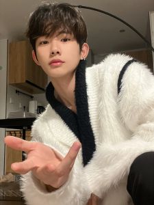 เสื้อสเวตเตอร์คอวีสไตล์อเมริกันย้อนยุค Cleanfit สำหรับผู้ชาย ฤดูใบไม้ร่วง/ฤดูหนาว เสื้อถักนิตติ้งเนื้อนุ่มสบายๆ