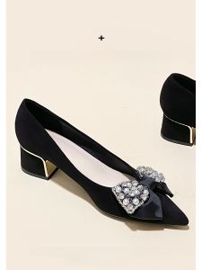 รองเท้าส้นสูงผูกโบว์ลายผีเสื้อสีดำ ส้นหนา ทรงหัวแหลม ด้านล่างสวมใส่สบาย สำหรับผู้หญิง รองเท้าส้นเตี้ยแบบสวมเดี่ยว ฤดูใบไม้ร่วง 2025 ใหม่